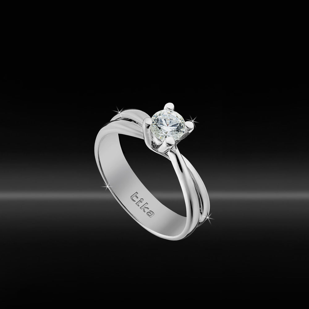 Anello solitario in ag925 rodiato bianco e pietra cz White con montatura a intreccio